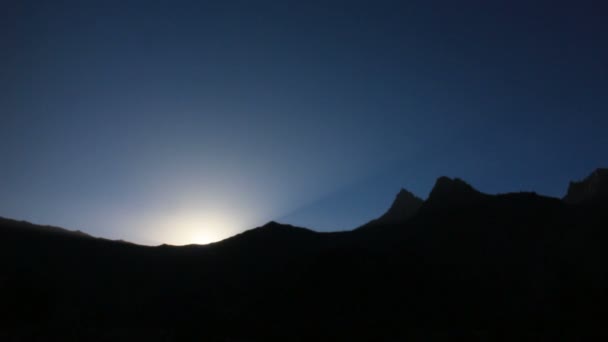 Sorge il sole da dietro le montagne . — Video Stock