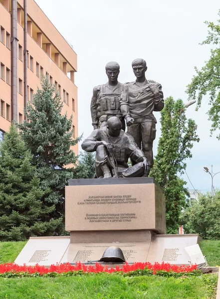 Monument Kazachse militairen gestorven in Afghanistan. Almaty, K — Stockfoto