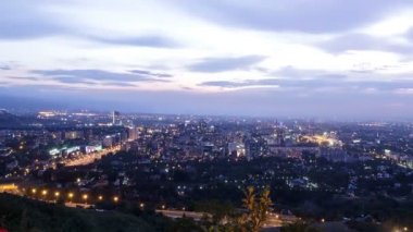 Almatı şehir ışıkları