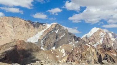 Bulutlarda dağlar gölgesi.