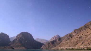 Dağ gölü moon.