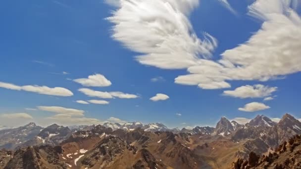 明るい夏の山の風景 — ストック動画