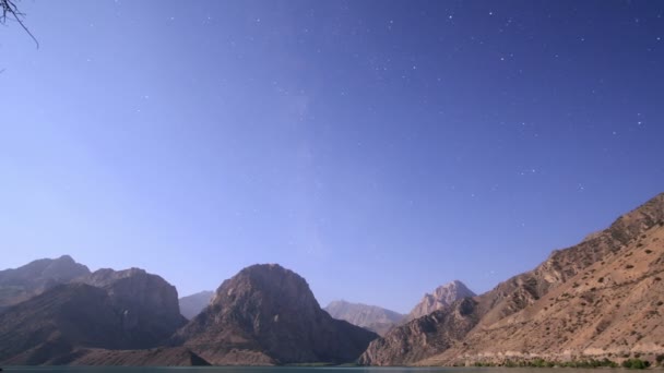 Lua sobre lago de montanha . — Vídeo de Stock