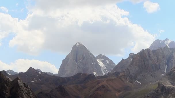 Pedras sob as nuvens — Vídeo de Stock