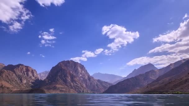 Lago de montaña y nubes borrosas — Vídeos de Stock