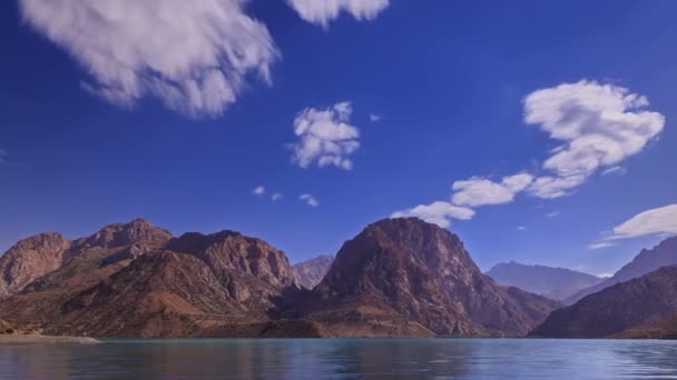 Lago de montaña y nubes borrosas — Vídeos de Stock