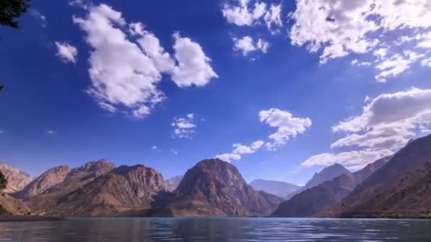 Lago nas montanhas — Vídeo de Stock