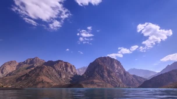 Lago de montaña y nubes borrosas — Vídeos de Stock