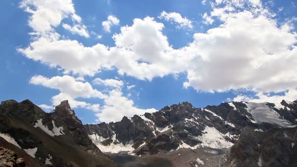 Berge und Himmel mit Wolken. — Stockvideo