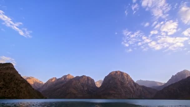 Lago de montaña al atardecer . — Vídeos de Stock