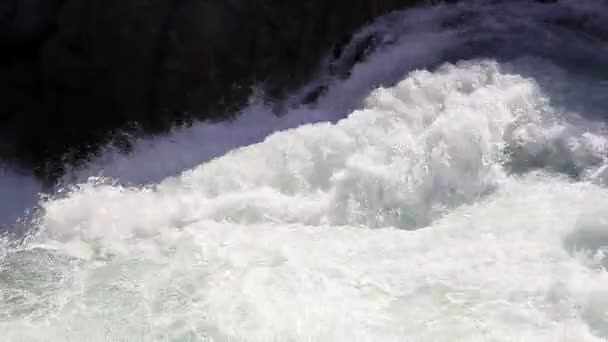 Flujo rápido de agua en Tazhikistán . — Vídeos de Stock