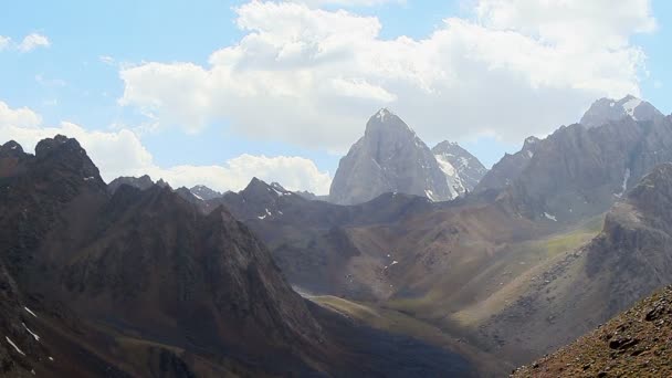 Montañas bajo el cielo con nubes . — Vídeos de Stock