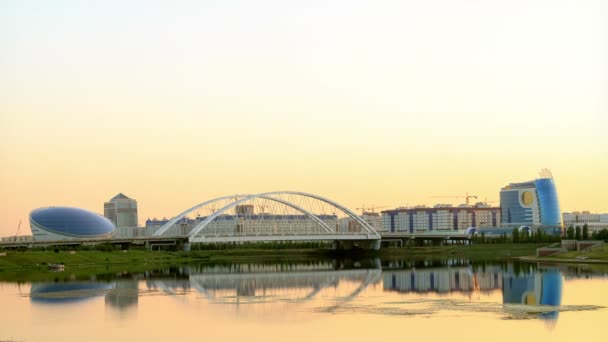 Ηλιοβασίλεμα πάνω από τον ποταμό σε Astana — Αρχείο Βίντεο