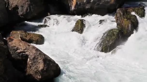 Schneller Wasserfluss in Tadshikistan. — Stockvideo