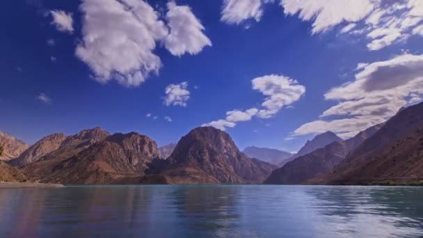 Горное озеро и размытые облака — стоковое видео
