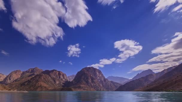 Lago nas montanhas — Vídeo de Stock