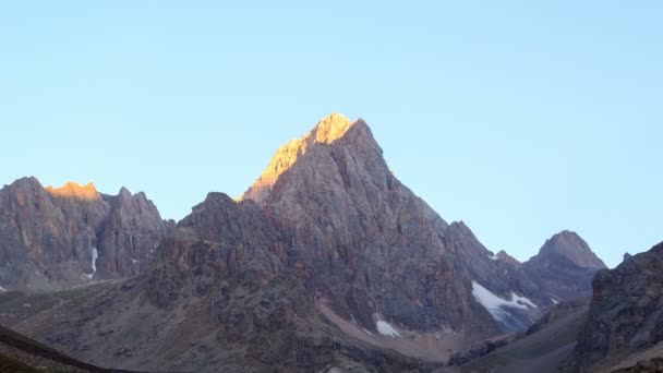Montagne e cielo azzurro all'alba — Video Stock