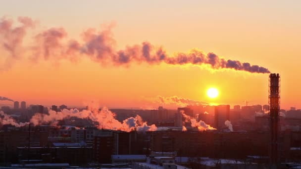 Tubería con humo al atardecer — Vídeo de stock