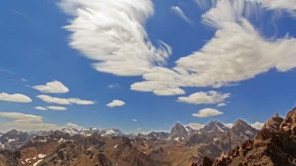 Luminoso paesaggio montano estivo — Video Stock