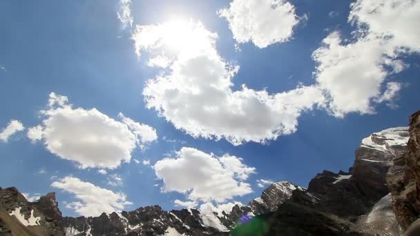 Wolken in de bergen. — Stockvideo