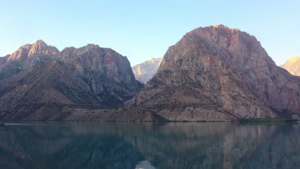 Montanha lago ao nascer do sol — Vídeo de Stock