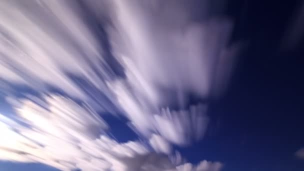 Wazig wolken in de hemel — Stockvideo