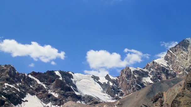 Nubes sobre las montañas. — Vídeos de Stock