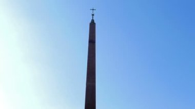 Dikilitaş Plaza del Quirinale içinde