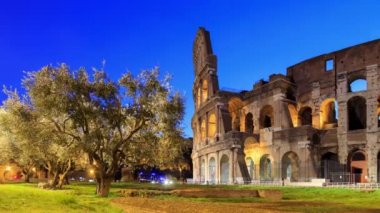 Şafakta Roma'daki Colosseum