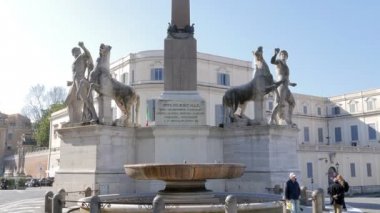 Dikilitaş Plaza del Quirinale içinde. Roma, İtalya