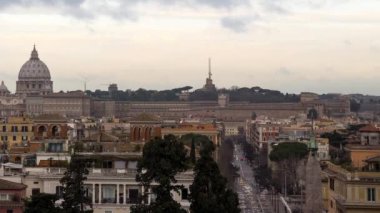 Şafak Roma üzerinden. Via del Corso