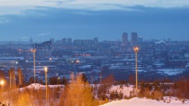Günbatımı şehir arka plan üzerinde. Ekaterinburg.