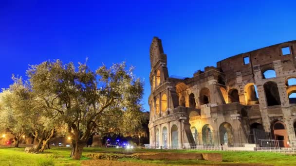 Colosseum in Rome bij dageraad — Stockvideo