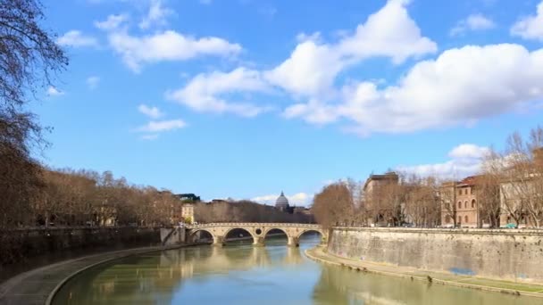 Puente sobre el río Tíber, Roma — Vídeo de stock