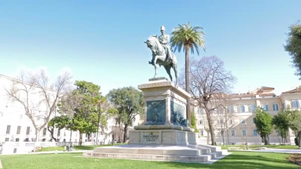 Monument av Charles Albert av R.Romanelli. Italien — Stockvideo