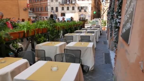 Столы в кафе на улице Виа в Аквиро — стоковое видео