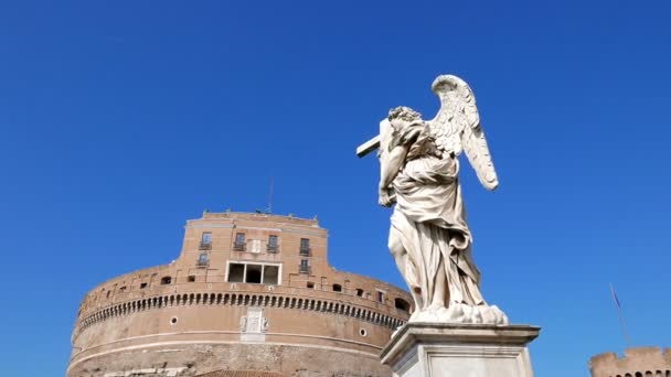 Скульптура и замок Сан-Анджело. Италия — стоковое видео