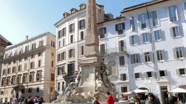Fontana del Pantheon dikilitaş. Roma, İtalya — Stok video