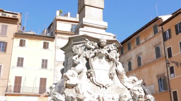 Fontana del Pantheon dikilitaş. Roma, İtalya — Stok video