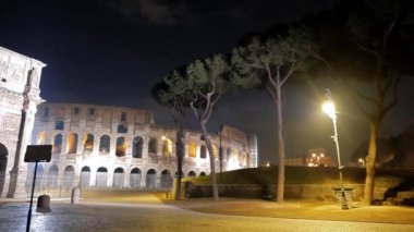 Piazza Del Colosseo Constantine'Arch. İyi geceler. Roma. İtalya