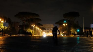 Via Dei Fori Kolezyum Imperiale görünümünü. Gece Roma, İtalya