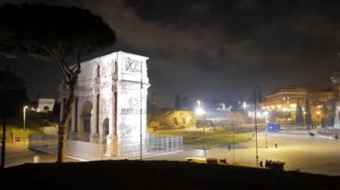 Aziz Konstantin ve Colosseum, gece görünümü'Arch. Roma. İtalya