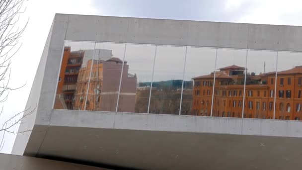 Ventanas del Museo Nacional de Arte del siglo XXI (MAXXI). Roma, Italia — Vídeos de Stock