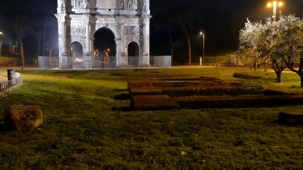 Arco de Constantino por la noche. En Roma. Italia — Vídeos de Stock