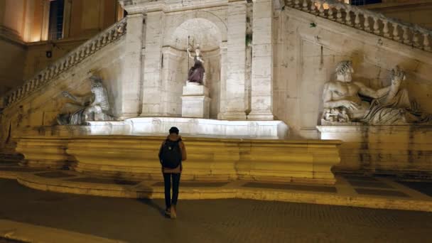 Flickan kommer till Fontana della Dea Roma. Natt. Rom, Italien — Stockvideo