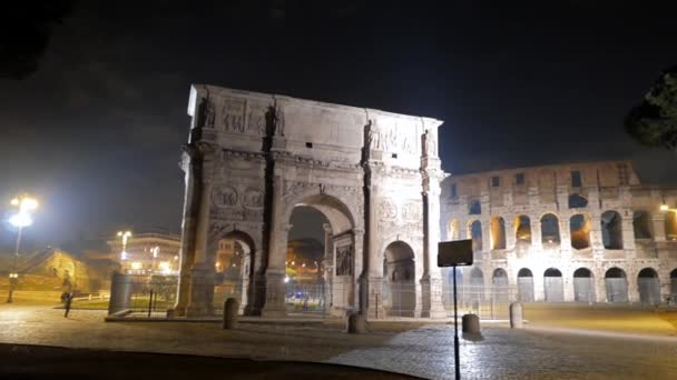 Boog van Constantijn en Colosseum's nachts. Rome. Italië — Stockvideo