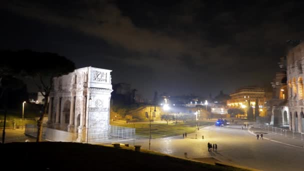 Bogen von Konstantin und Kolosseum. Rom bei Nacht. Italien — Stockvideo