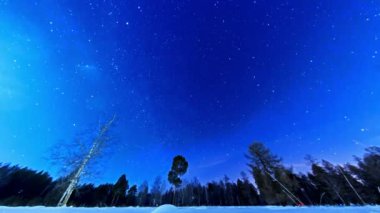 Gece yıldızlı gökyüzü balıkgözü üzerinde