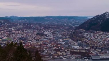 Günbatımı şehir üzerinde. Bergen, Norveç