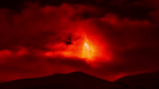 Eruzione dell'Etna di notte. Sicilia, Italia — Video Stock